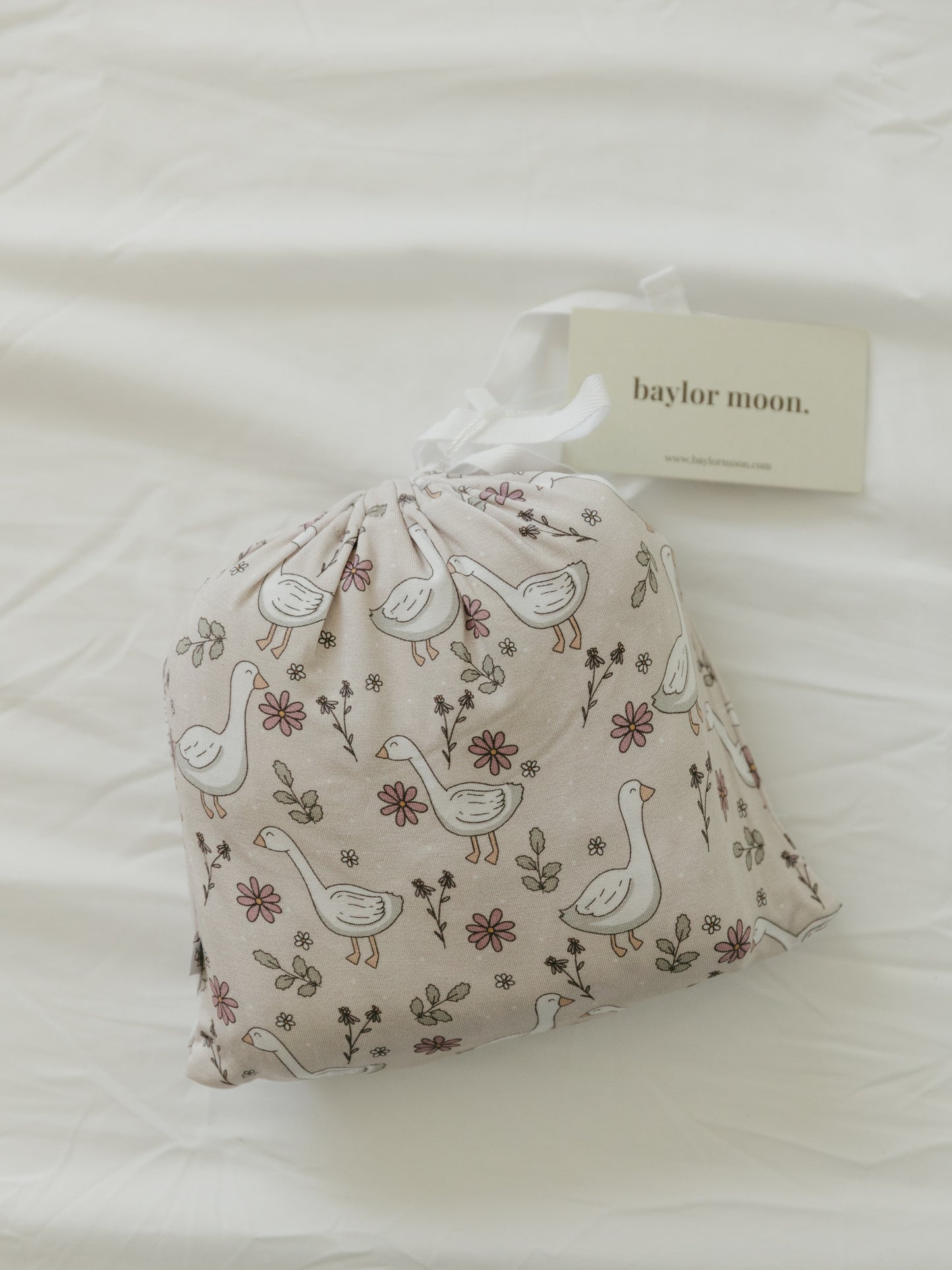 Sweet Geese | Swaddle & Beanie Set